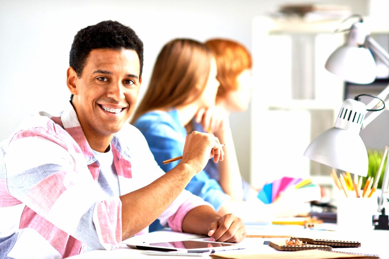 Persona planificando estrategias financieras con documentos y calculadora
